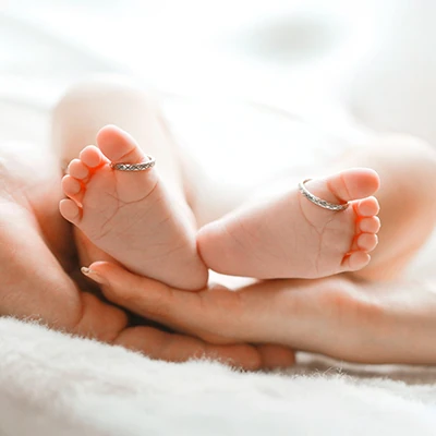 親指には両親の結婚指輪がはめられている赤ちゃんの足の裏