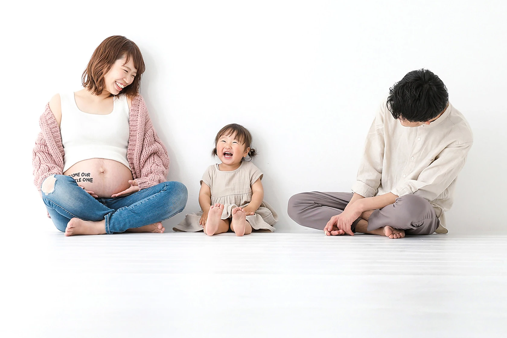 マタニティの岡さん笑顔の女の子とその顔を見ているお父さん